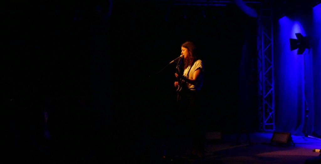The Loneliness of a Long Distance Singer - Daniela Andrade auf der Bühne